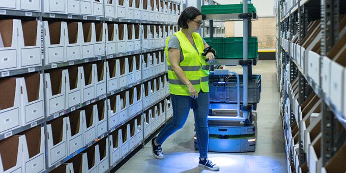 چگونه همکاری انسان و ربات بهره‌وری زنجیره تأمین را متحول می‌کند؟