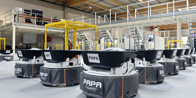 تحول لجستیک پوشاک با استفاده از ربات‌های هوشمند AMR