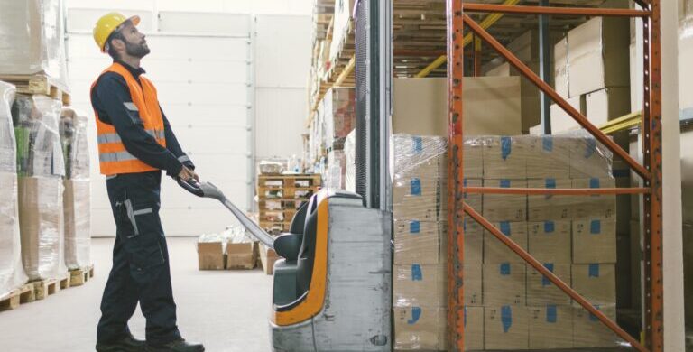 اتوماسیون در انبارداری:چرا جایگزینی لیفتراک‌ها با ربات‌های خودکار یک انتخاب هوشمندانه است؟