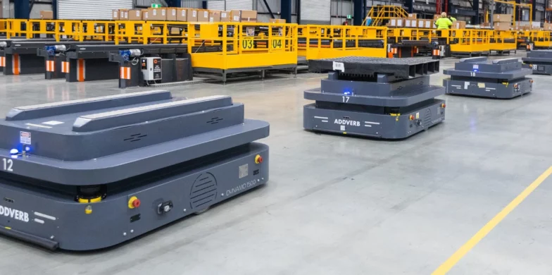 الگوریتم‌های کنترل تحمل‌پذیر خطا در لجستیک رباتیک؛ برنامه‌ریزی هم‌زمان چند AGV با تأخیرات عملیاتی